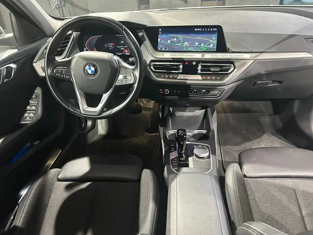 BMW 118i Essential Edition Steptronic