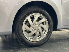 https://vehicle.imgix.net/4339659/b649cc3e-fe9e-4ddd-b6f2-504cd980c4ed.jpg