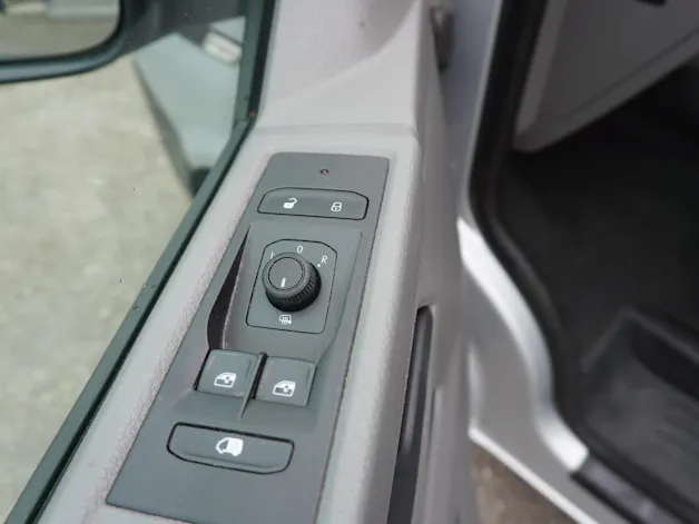 VW T6.1 2.0 TDI EINBAU-SCHRÄNKE 3200 KG!!!