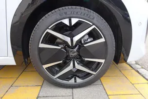 Peugeot 208 1.2 MHEV 145 GT
