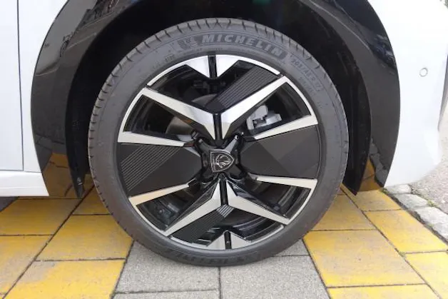 Peugeot 208 1.2 MHEV 145 GT