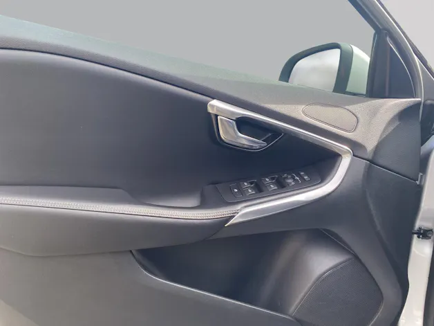 Volvo V40 D2 Momentum R-Design