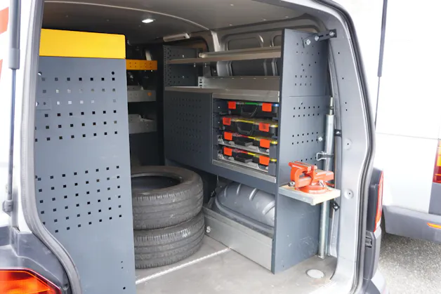VW T6.1 2.0 TDI EINBAU-SCHRÄNKE 3200 KG!!!