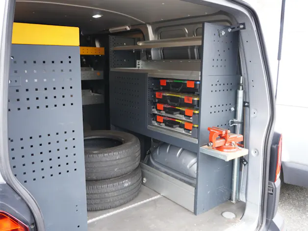 VW T6.1 2.0 TDI EINBAU-SCHRÄNKE 3200 KG!!!
