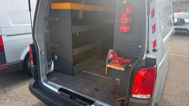 VW T6.1 2.0 TDI EINBAU-SCHRÄNKE 3200 KG!!!