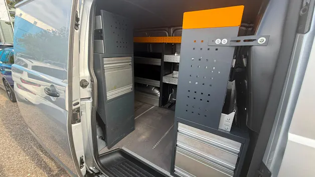 VW T6.1 2.0 TDI EINBAU-SCHRÄNKE 3200 KG!!!