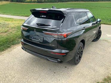 MITSUBISHI OUTLANDER 4