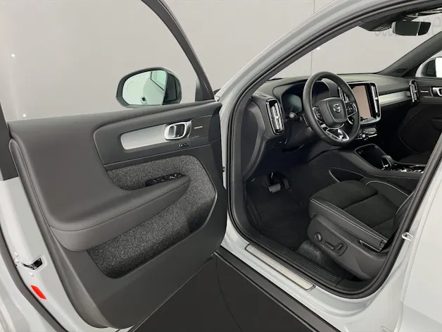 Volvo XC40 2.0 B3 MH Plus Dark