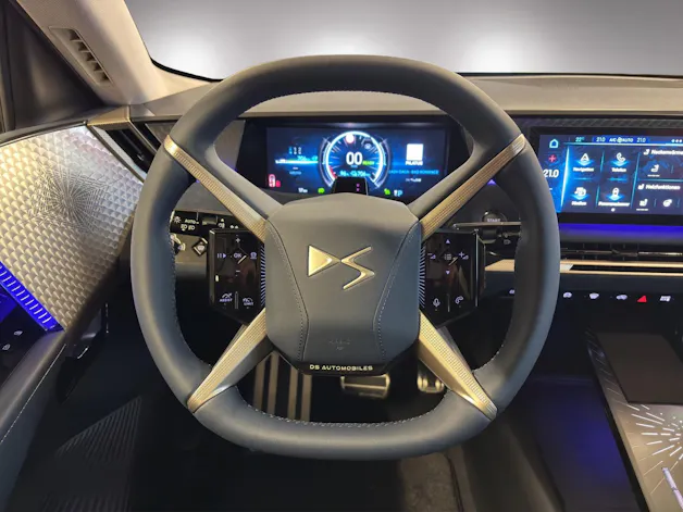 DS Automobiles No8 E-Tense Jules Verne