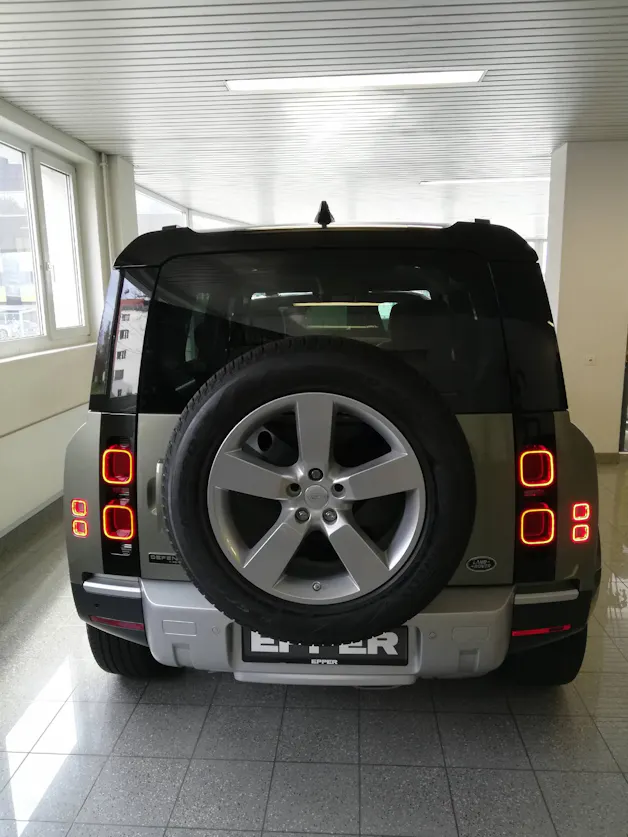 Land Rover Defender 110 2.0 SD4 240 First Edition