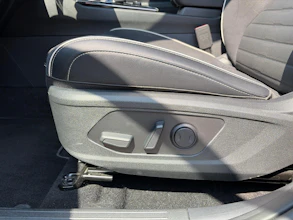 https://vehicle.imgix.net/4346007/2ecc33c3-65cc-41ab-b922-385086fef180.jpg