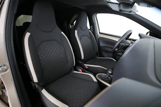 https://vehicle.imgix.net/4346338/46c0c01f-e57b-46c9-9af9-54462fe7c941.jpg