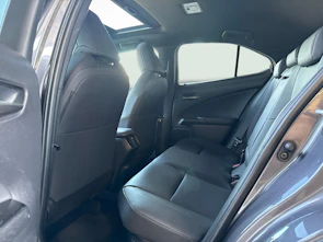 image du véhicule LEXUS UX 300h F-Line