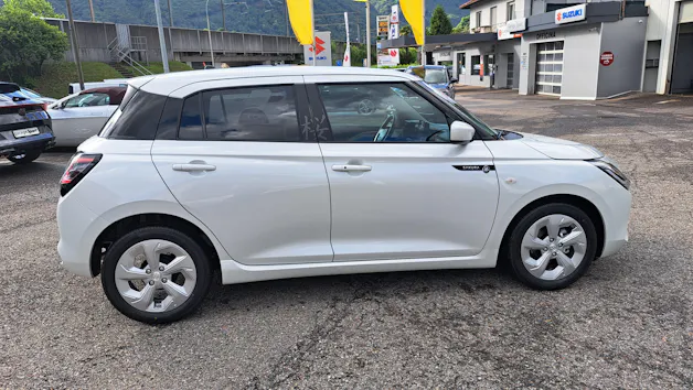 Suzuki Swift 1.2 Sakura Hybrid