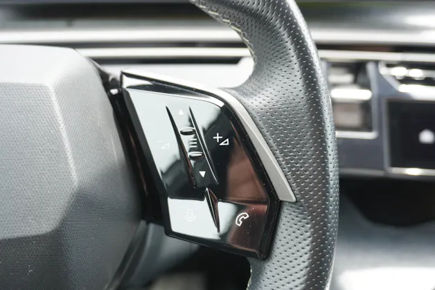 Peugeot 5008 145 Hybrid e-DCS6 GT 7-PLÄTZER!!!