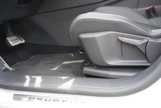 Peugeot 5008 145 Hybrid e-DCS6 GT 7-PLÄTZER!!!