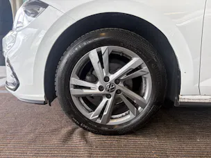VW Polo 1.0 TSI R-Line DSG | CH | Adaptiver Tempomat ACC | Navi Discover Pro | Digital Cockpit Pro | Lane & Front Assist |