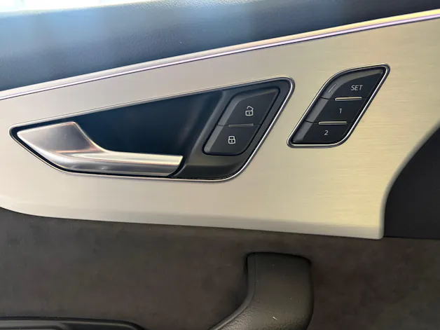 Audi Q8 50 TDI quattro S-LINE | CH Fahrzeug | Black Paket | Pano | AHK | Luftfederung | B&O Sound | Head Up | Matrix |