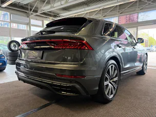 Audi Q8 50 TDI quattro S-LINE | CH Fahrzeug | Black Paket | Pano | AHK | Luftfederung | B&O Sound | Head Up | Matrix |