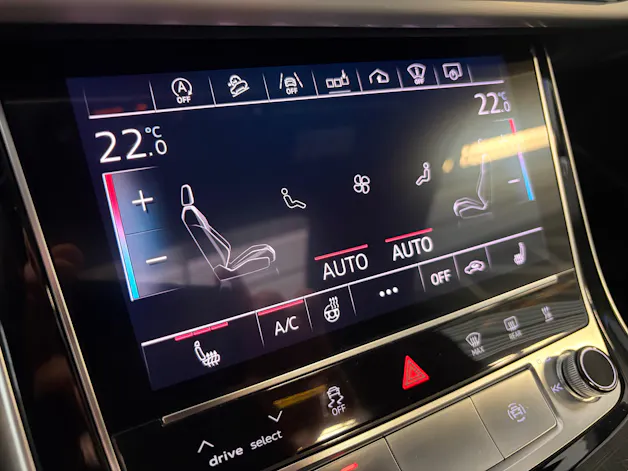 Audi Q8 50 TDI quattro S-LINE | CH Fahrzeug | Black Paket | Pano | AHK | Luftfederung | B&O Sound | Head Up | Matrix |