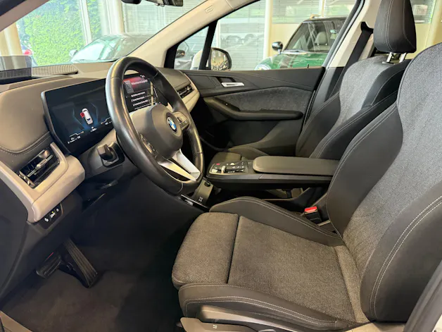 BMW 223d Active Tourer xDrive DKG | CH Swiss | Panorama | Head Up | AHK | Driving Assist PLUS | Innovation | Travel |