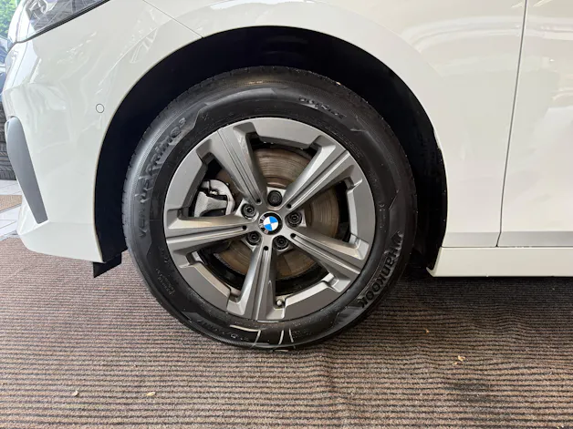BMW 223d Active Tourer xDrive DKG | CH Swiss | Panorama | Head Up | AHK | Driving Assist PLUS | Innovation | Travel |