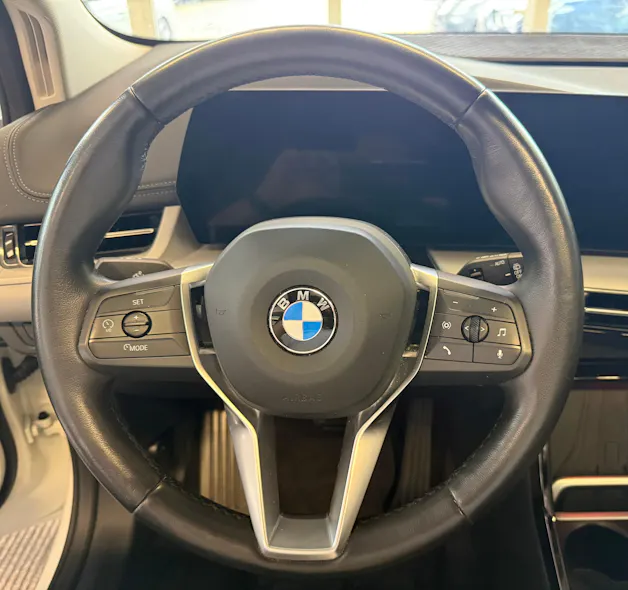 BMW 223d Active Tourer xDrive DKG | CH Swiss | Panorama | Head Up | AHK | Driving Assist PLUS | Innovation | Travel |