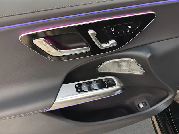 Mercedes-Benz E 220 d 4M - AMG / DISTRONIC / 360 Grad Kamera / Panorama-Dach
