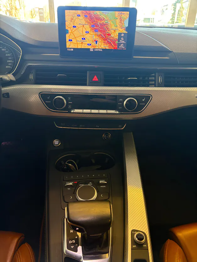 Audi A4 Limousine 2.0 TFSI Design quattro S-tronic | AHK |&nbsp;Matrix LED | MMI Navigation | 18" & 17 " |