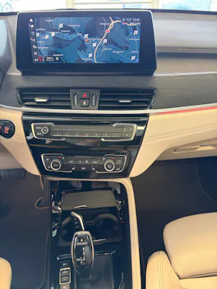 BMW X1 xDrive 20d xLine | CH | Gratis Service | Navi Plus | LED | PANORAMA | Leder Oyster | TOP AUSSTATTUNG | AHK |