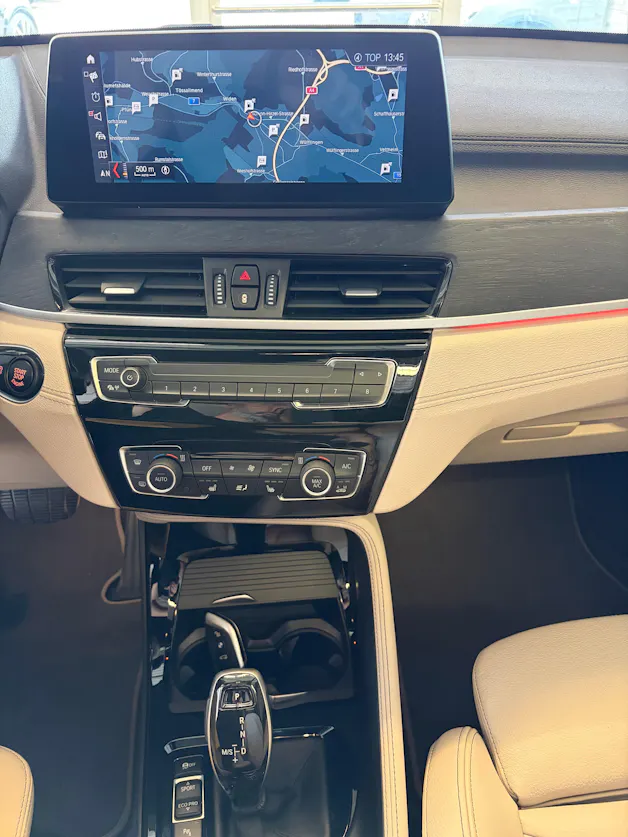 BMW X1 xDrive 20d xLine | CH | Gratis Service | Navi Plus | LED | PANORAMA | Leder Oyster | TOP AUSSTATTUNG | AHK |