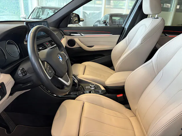 BMW X1 xDrive 20d xLine | CH | Gratis Service | Navi Plus | LED | PANORAMA | Leder Oyster | TOP AUSSTATTUNG | AHK |