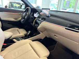 BMW X1 xDrive 20d xLine | CH | Gratis Service | Navi Plus | LED | PANORAMA | Leder Oyster | TOP AUSSTATTUNG | AHK |
