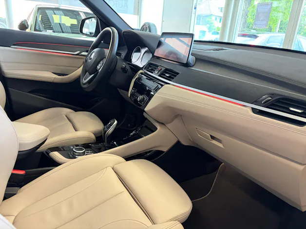BMW X1 xDrive 20d xLine | CH | Gratis Service | Navi Plus | LED | PANORAMA | Leder Oyster | TOP AUSSTATTUNG | AHK |