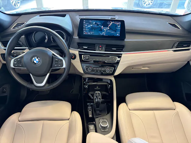 BMW X1 xDrive 20d xLine | CH | Gratis Service | Navi Plus | LED | PANORAMA | Leder Oyster | TOP AUSSTATTUNG | AHK |