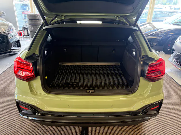 Audi Q2 40 TFSI S line quattro "EDITION ONE" | CH | APPLE GREEN | Panorama | Assistenz |
