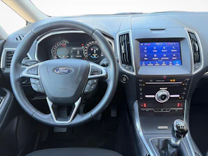 https://vehicle.imgix.net/4348941/ffcef6cd-24b1-4497-b718-2e794e244090.jpg