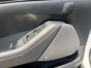 https://vehicle.imgix.net/4348951/04a403e1-b0de-4660-9553-e24e65c3c493.jpg