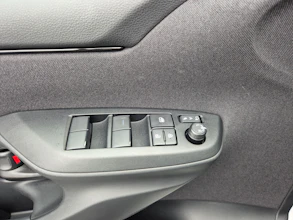 https://vehicle.imgix.net/4348984/100a75f1-e003-403f-ba8c-1016e2c4060c.jpg