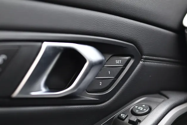 BMW 320d xDrive Touring * Elektrische Sitzverstellung mit Memory * Panorama * AHK * Head-Up Display *