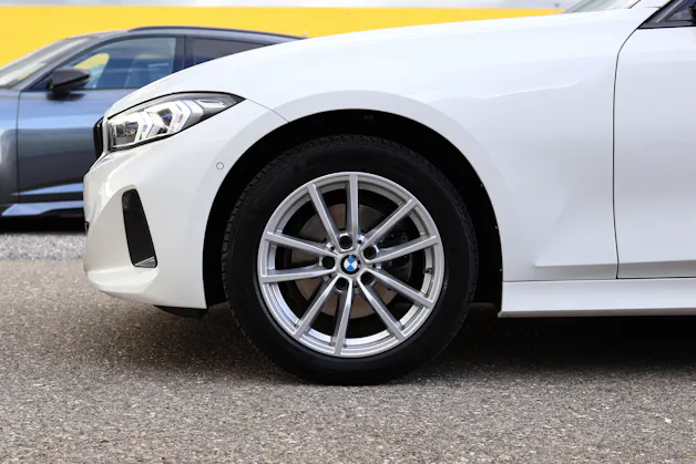 BMW 320d xDrive Touring * Elektrische Sitzverstellung mit Memory * Panorama * AHK * Head-Up Display *