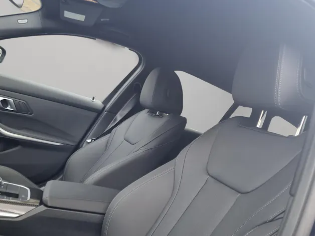 BMW 330e x DriveTouring Steptronic M Sport Pro