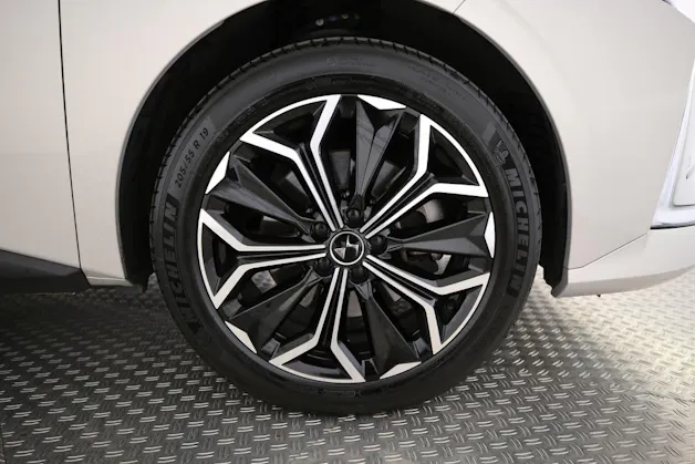 DS Automobiles 4 1.6 E-Tense La Première