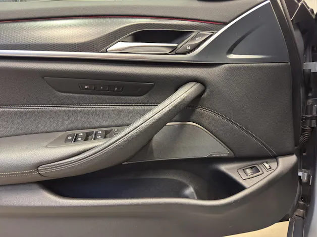 BMW 530e xDrive paddles