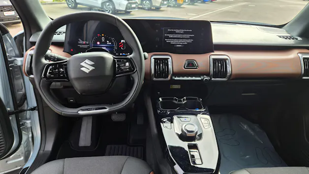 Suzuki e Vitara Sakura Top