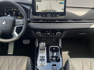 MITSUBISHI OUTLANDER 8