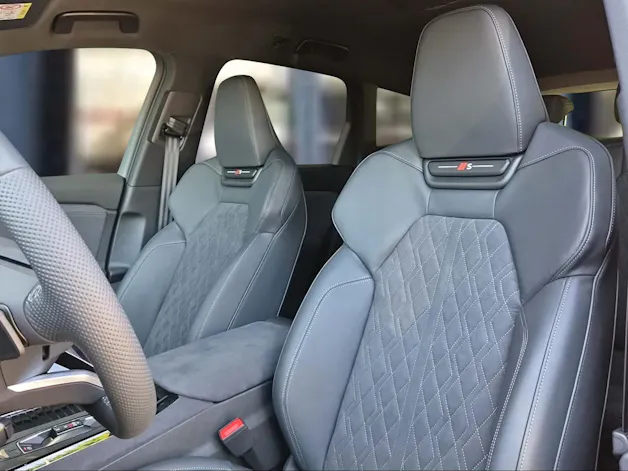 Audi Q6 e-tron quattro Mythosschwarz Metallic