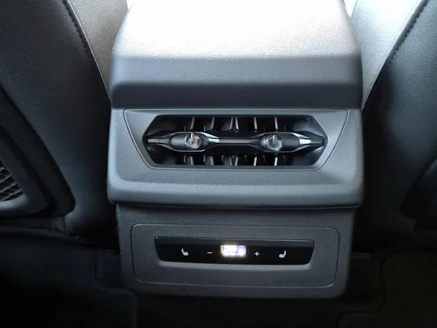 Audi Q6 e-tron quattro Mythosschwarz Metallic