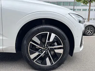 Volvo XC60 B5 Benzin Mild Hybrid AWD Plus Dark Geartronic