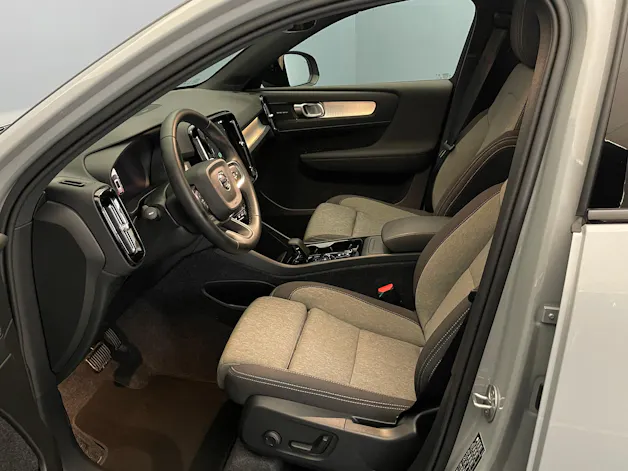 Volvo XC40 2.0 B3 MH Plus Dark